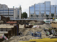 907128 Afbeelding van de werkzaamheden voor de aanleg van de Paardenveldbrug over de opnieuw uit te graven ...